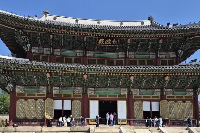 4 Hours UNESCO Palace and Street Food Tour in Seoul - Changdeokgung Palace: UNESCO calm, photo stops, and the Joseon link