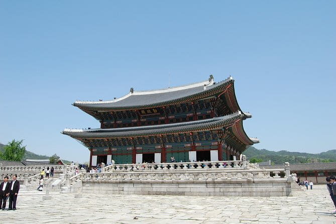 4 Hours UNESCO Palace and Street Food Tour in Seoul - Walking the route to Gwangjang Market: a quick link, not a chore