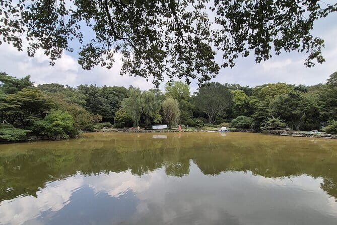 4 Hours UNESCO Palace and Street Food Tour in Seoul - Cheonggyecheon Stream at the end: restored downtown, easy photos