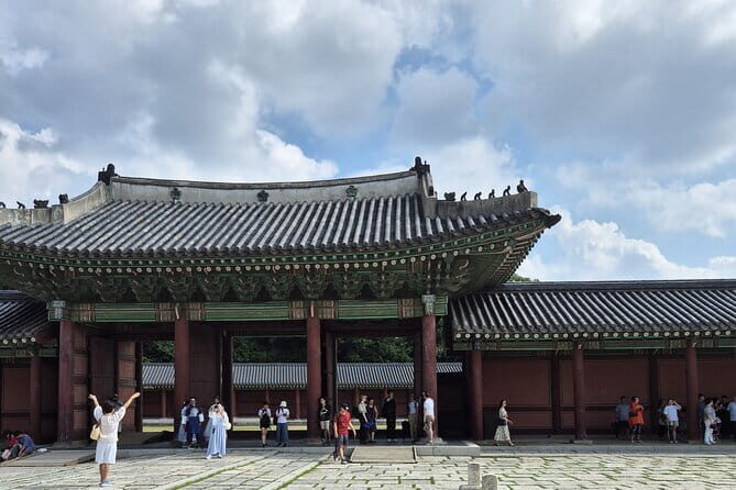 4 Hours UNESCO Palace and Street Food Tour in Seoul - Changgyeonggung Palace: queens, residence life, and a shorter, sharper visit