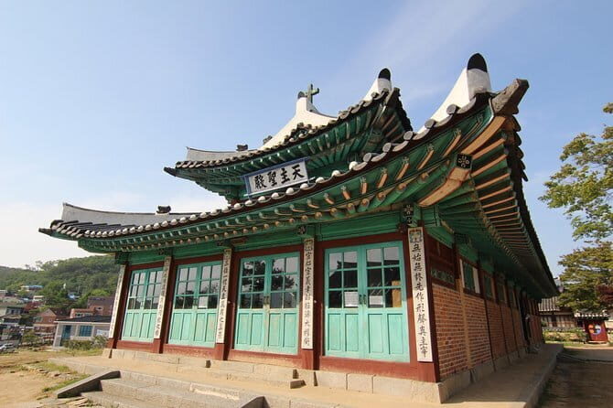 Buam dong Walking Tour Art, History and Parasite in Seoul - Poet Yoon Dong-ju hill views plus Bugaksan, Inwangsan, and Bukhansan