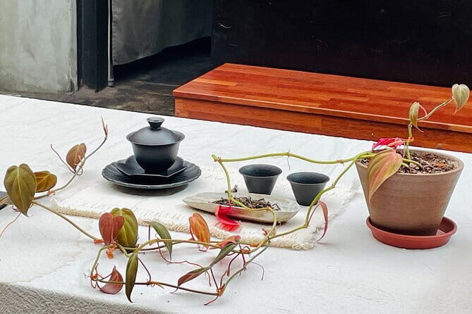 Contemporary & Retro Seoul Private Tour with Local Food Tasting - Cheonggyecheon and a Dongdaemun photo moment