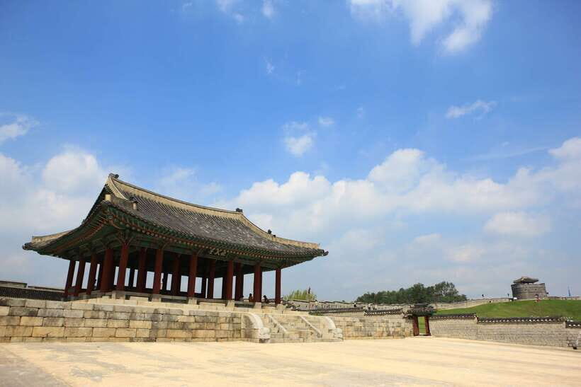 From Seoul: Suwon Hwaseong Fortress Tour - Hwaseong Haenggung Palace: where the king stayed when war demanded travel