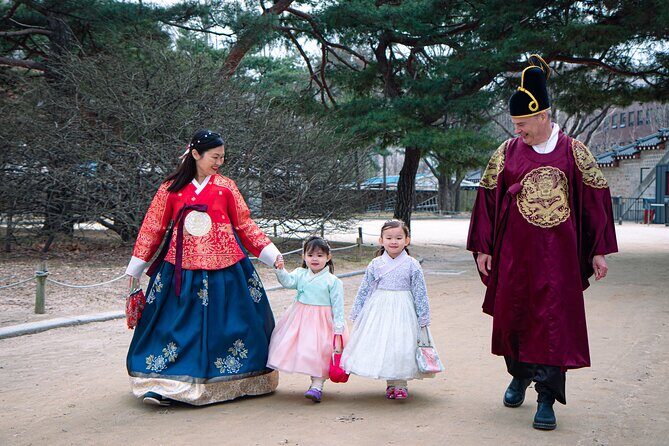 Gyeongbokgung palace family/group private photoshoot - Meeting Jun at Yes Hanbok and getting your hanbok ready