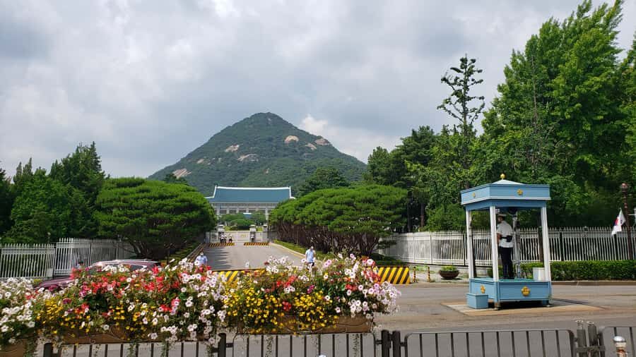 Gyeongbokgung Palace, Jogyesa Temple and Cheongwadae Tour - Getting your bearings: Anguk Station meeting point and 3-hour pacing