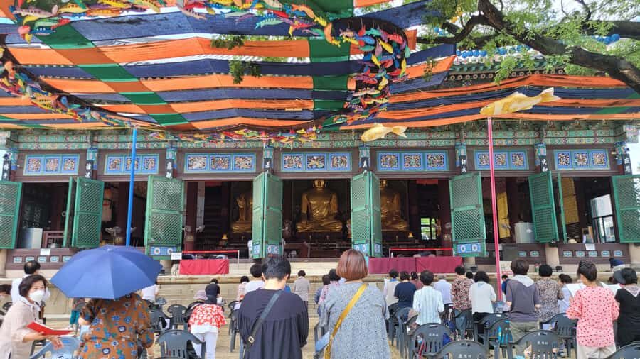 Gyeongbokgung Palace, Jogyesa Temple and Cheongwadae Tour - Bukchon traditional village: slow streets, real texture