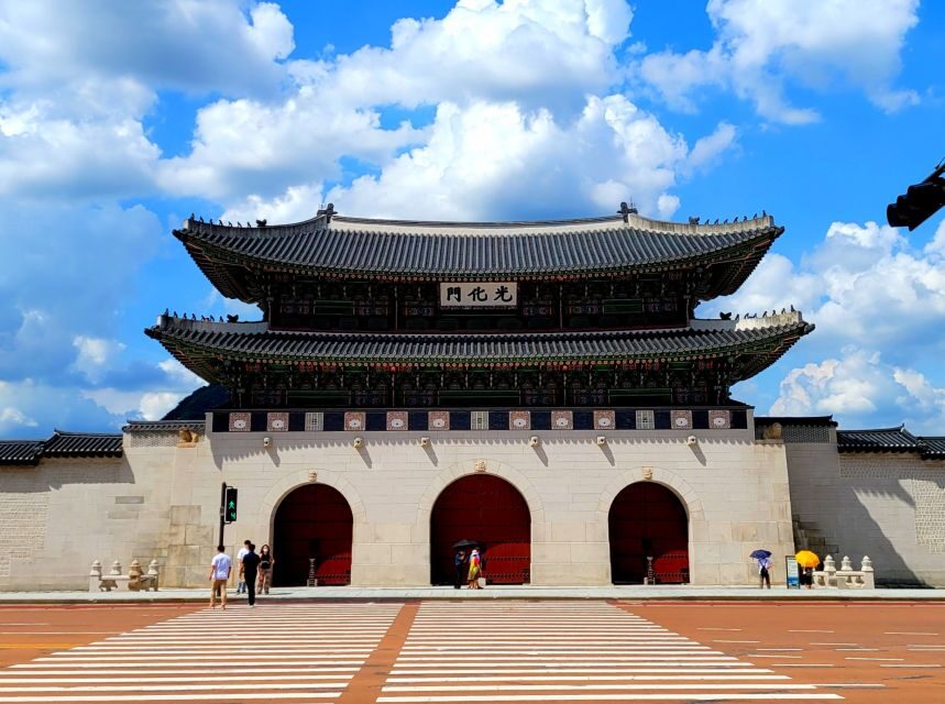 Gyeongbokgung Palace, Jogyesa Temple and Cheongwadae Tour - Cheongwadae-area views: seeing the seat of modern Korea