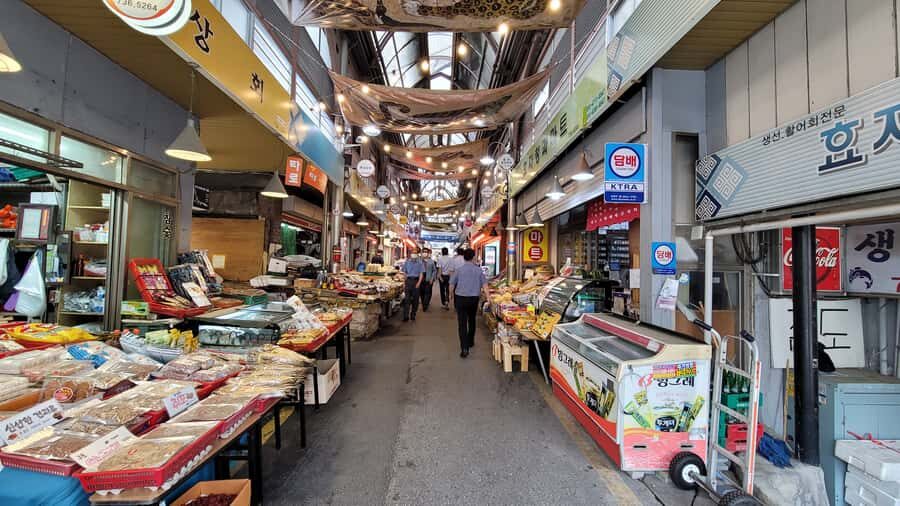 Gyeongbokgung Palace, Jogyesa Temple and Cheongwadae Tour - Noryangjin Fish Market: pick seafood choices, then pay for the meal