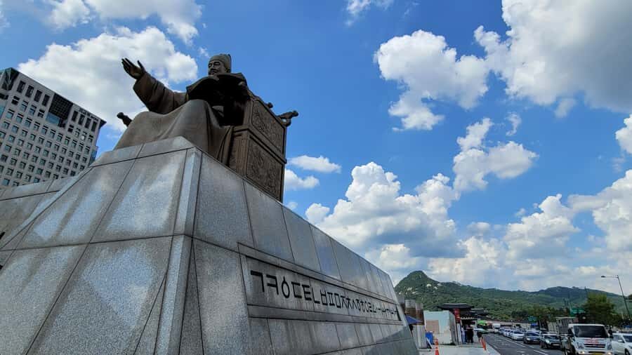 Gyeongbokgung Palace, Jogyesa Temple and Cheongwadae Tour - How the guide adds Korean language and culture (not just dates)