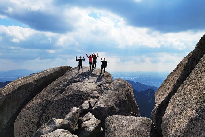 Hiking Adventure Bukhansan Highest Peak & Old Buddhist temples visit (Lunch inc) - Trail pacing, lunch, and what to pack for a 6-hour day