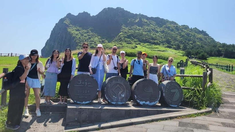 Jeju Eastern Highlight Tour with Women divers show - Pickup at Lotte Duty Free or Ocean Suites (08:30–08:50)