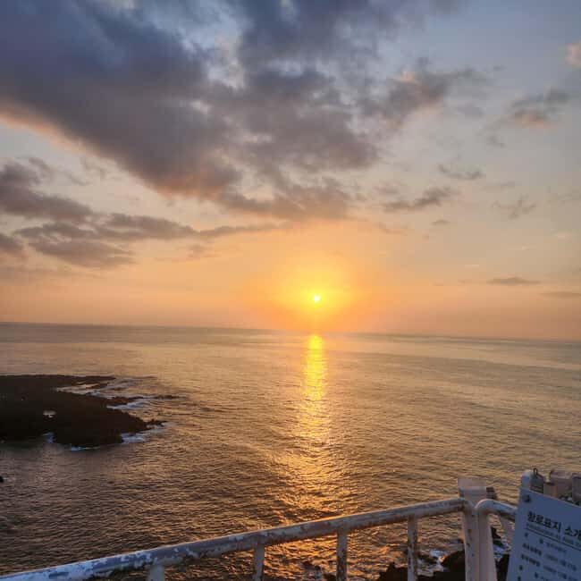JEJU ISLAND : Higlights SUNRISE guided Tour - Sunrise viewing: about an hour of the main event