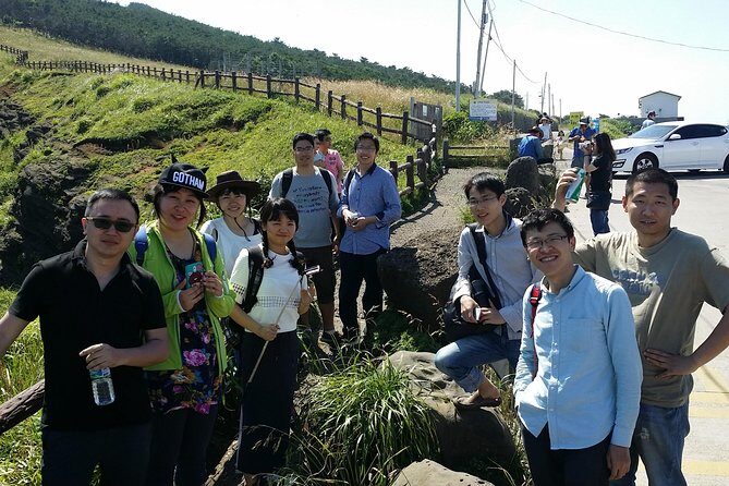Jeju island: Van tour with a guide who the most loves JEJU - Hamdeok Beach: long, calm water for a big-day reset