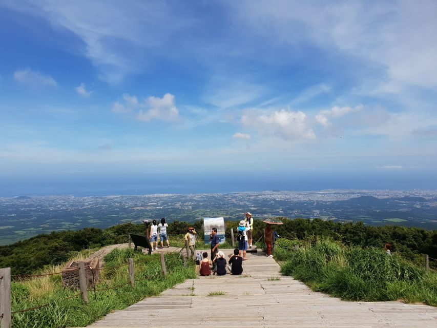 Jeju: Mt. Hallasan Hike and UNESCO Sites Day Tour - Iд레국수 Lunch and How It Keeps the Day Moving