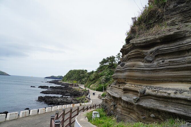 Jeju Premium Small Group UNESCO Day Tour - West Course - Stop 3: Hallim Park for Themed Paths and Seasonal Feel
