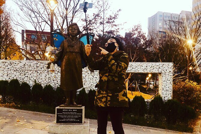 [KoreaByLocal] Authentic Seoul Night Walk and Chicken & Beer - Stop 2: Jogyesa Temple and learning etiquette in context