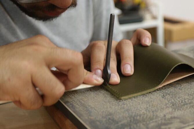Leather Products Workshop in Seoul - The Instructor Dynamic: Clear Guidance in a Small Studio