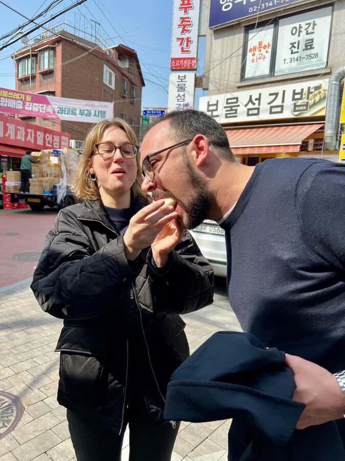 Mangwon Market Food tour By Locals;Cheap Eats to Fancy Feast - The Middle of the Tour Moment: How Jay Builds the Story