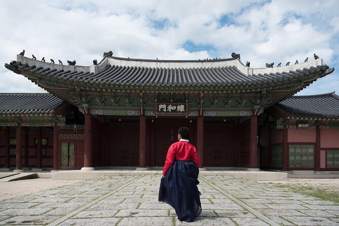 Private Palace Photo Shoot in Seoul with a Photographer - Photographer direction and background choices that actually help