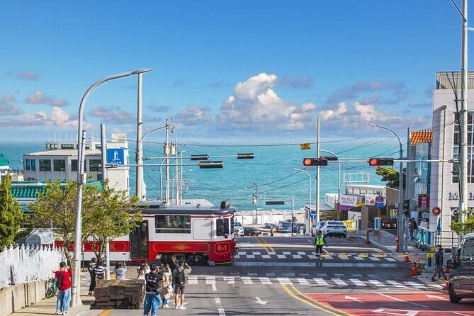 Real Busan Walking Experience - Huin Yeoulgil: refugees, Yeongdo haenyeo, and day-to-day life