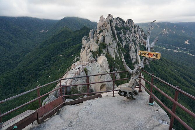 Seoraksan National Park Ulsanbawi Hiking from Seoul - Shinheungsa Temple and the large bronze Buddha stop