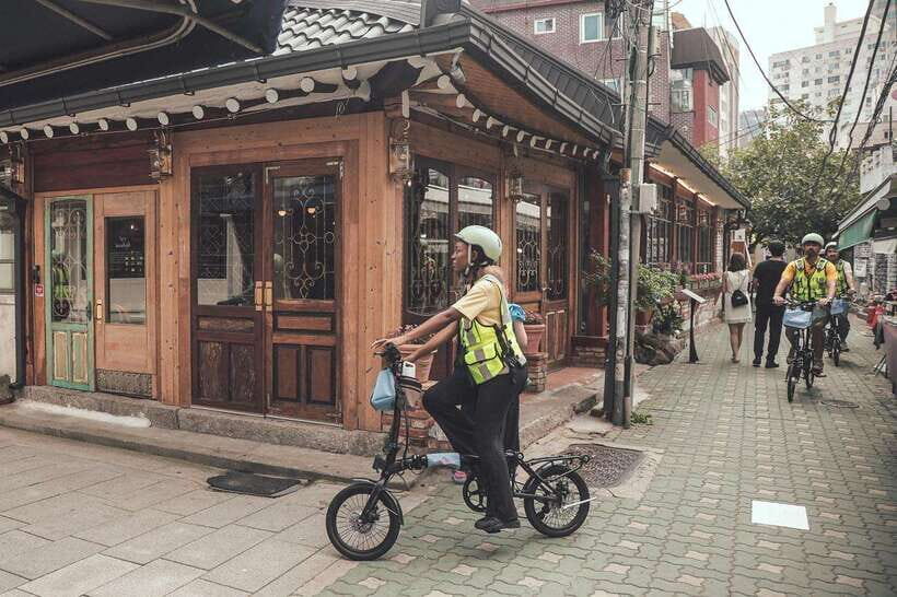 Seoul: Afternoon Ebike tour and "Happy Hour" food and drinks - Insadong Culture Street: a guided stroll through a classic zone