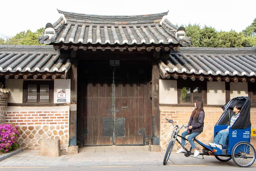 Seoul: Bukchon Hanok Village Pedicab Tour - Getting oriented: Anguk Station, the museum courtyard, and the MARIE start