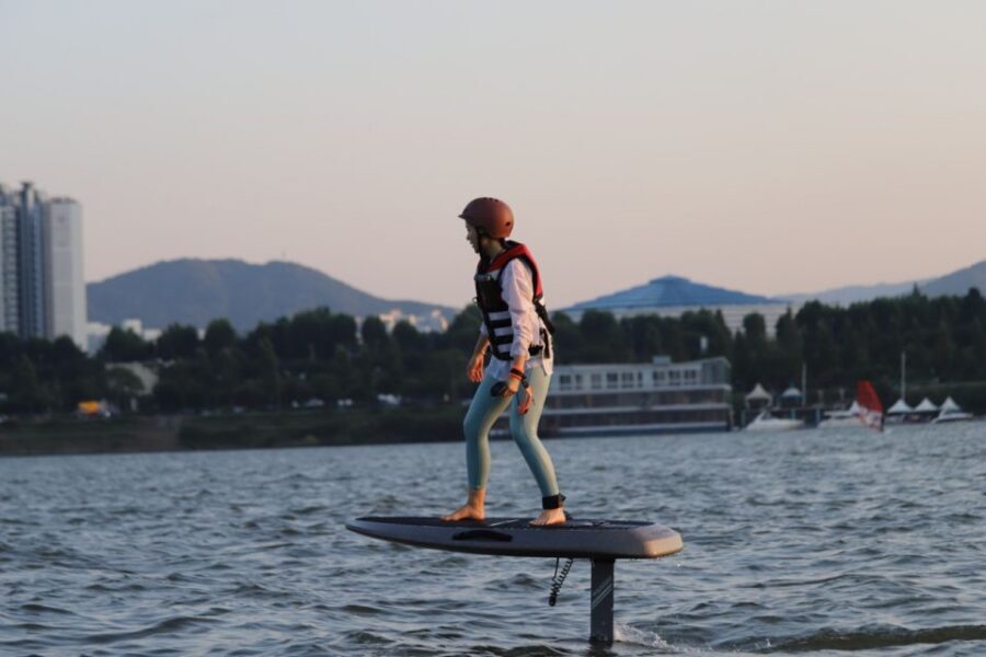 Seoul : Efoil Experience in Han River - The 2-hour flow: lesson first, then your turn to fly