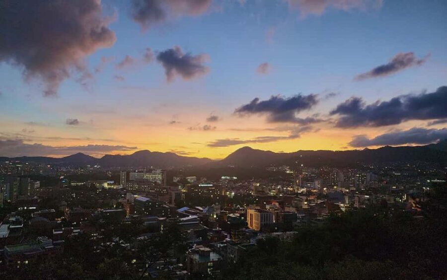 Seoul Evening Tour:Naksan Park&Eungbongsan - Van time matters: you keep your energy for the viewpoints