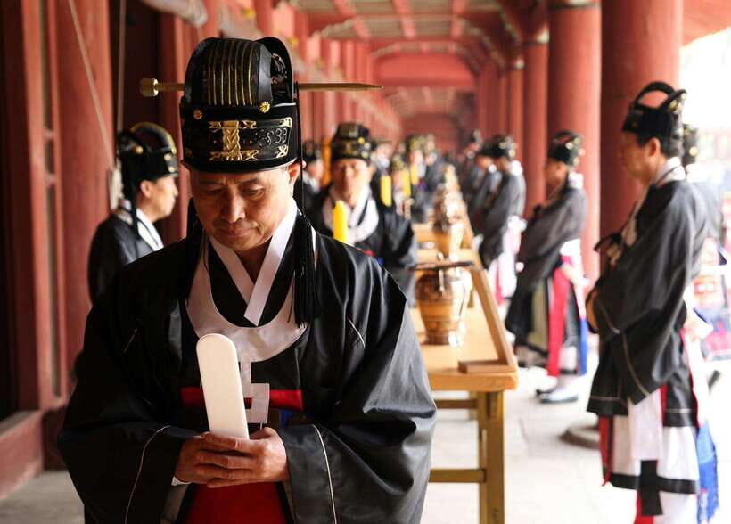 Seoul: Full-Day Royal Palaces Private Tour - Pickup, minivan, and the “go-go” pace (in a good way)