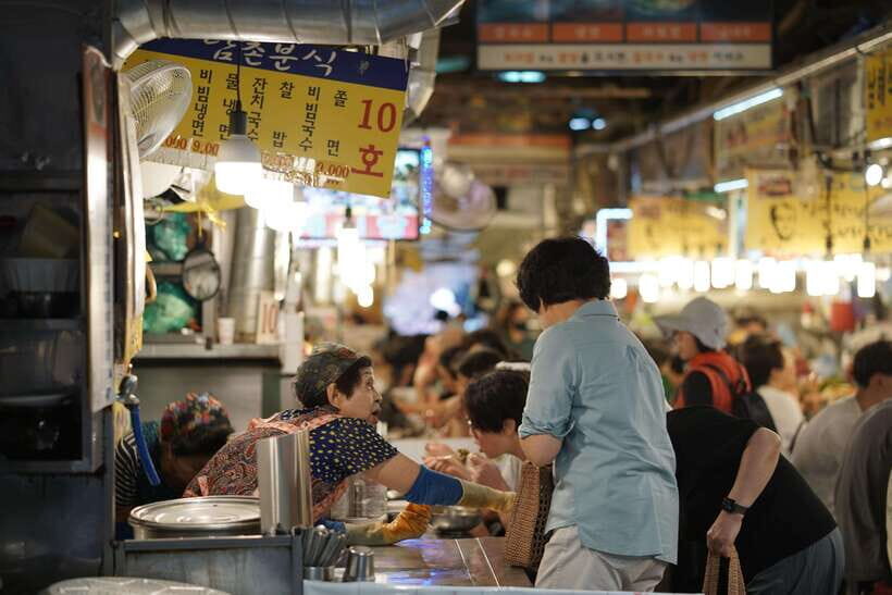 Seoul: Guided Street Food Tour at Namdaemun Market - Your guided street food walk: how the tasting flow feels