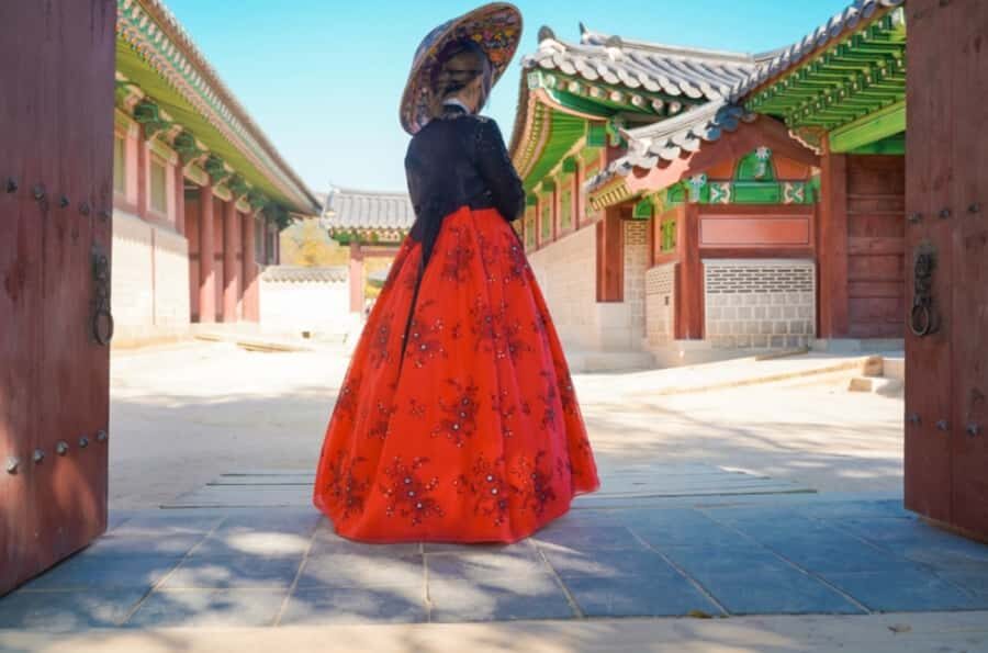 Seoul: Gyeongbokgung / Hanok Village / N Seoul Tower - Gyeongbokgung Palace in hanbok: the best kind of first impression