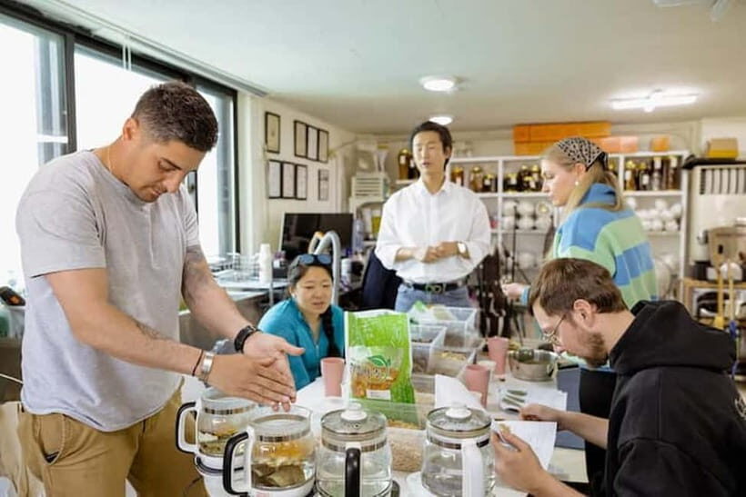 Seoul: herbal tea class & Korean Medicine tour - Oriental Medicine Museum: spotting the herbs behind the wellness talk