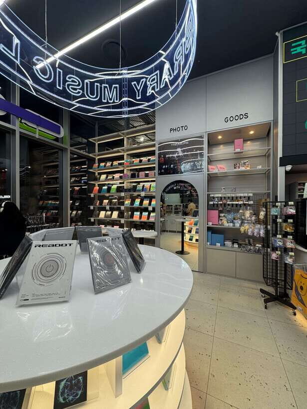 Seoul: Hongdae, KPOP, Webtoon&Game, Theme Cafe Walking Tour - Game centers and why cash matters for Zzang Games