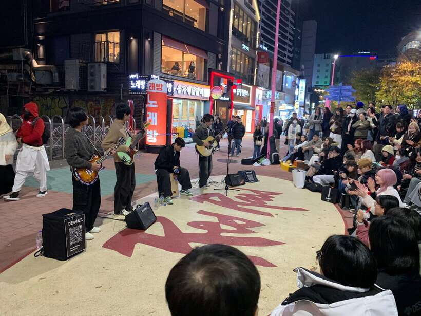 Seoul: Hongdae, KPOP, Webtoon&Game, Theme Cafe Walking Tour - Timing, pace, and practical tips for a smooth night