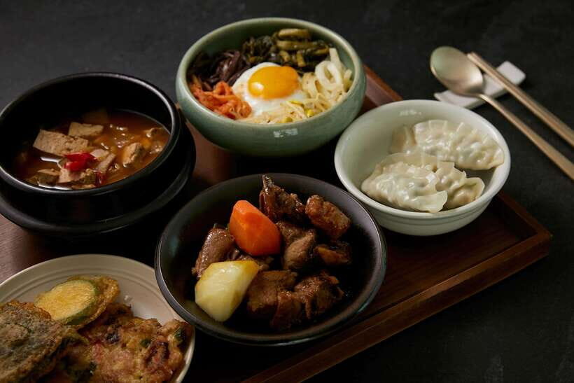 Seoul: Premium Korean Feast Cooking Class - How the 2.5 Hours Unfold: Tea Room, Kitchen Work, Dining Table