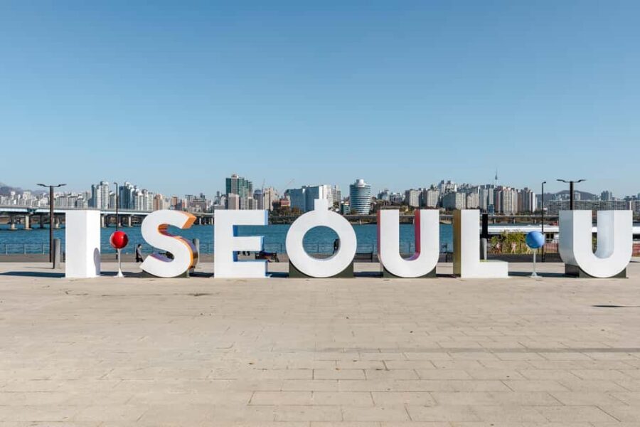 Seoul: Private chartered vehicle Staria van City Tour - Gyeongbokgung Palace and Bukchon Hanok Village: Two Seoul Moods in One Day
