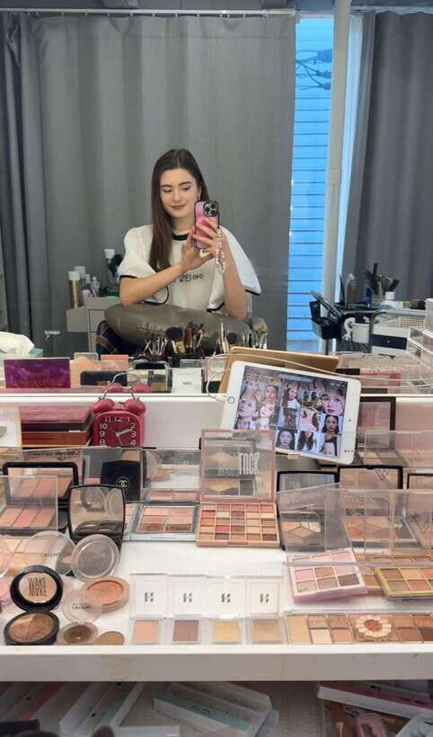 Seoul: Sihyunhada Photo, Personal Color, Makeup&Hair TOUR - Entering the beauty circuit at Hapjeong Station