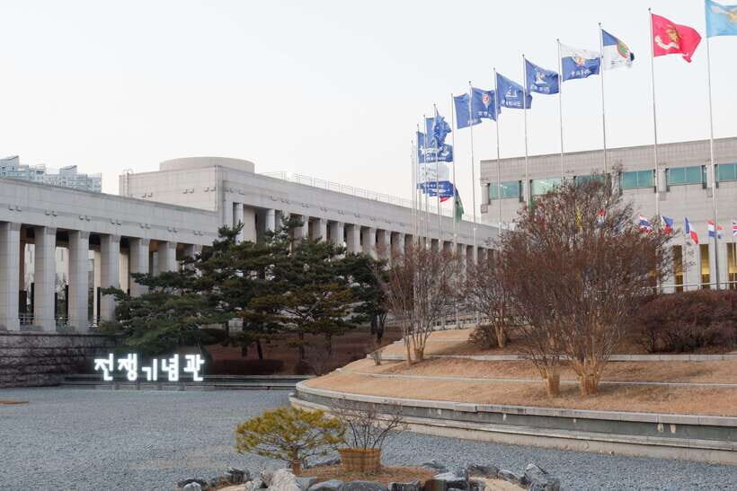 Seoul: The War Museum, Jogyesa, and Tapgol Park Tour - Jogyesa Temple: calm, rules, and a chance to reset