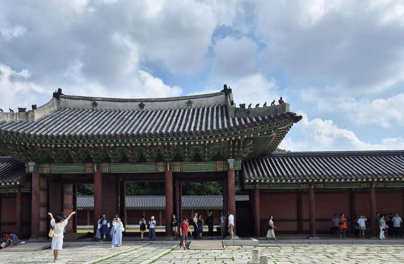 Seoul: UNESCO Palace and Street Foods Guided Tour - Changdeokgung Palace: UNESCO architecture you’ll actually know how to look at