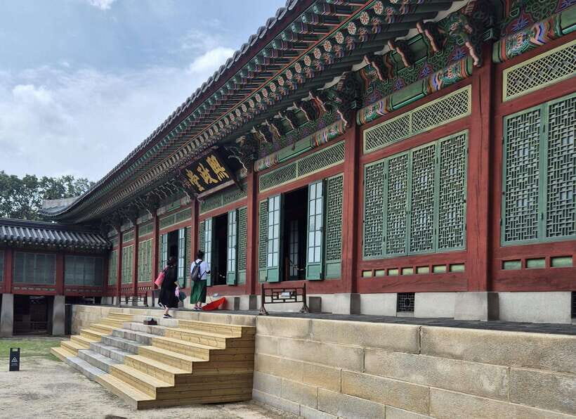 Seoul: UNESCO Palace and Street Foods Guided Tour - Changgyeonggung Palace: royal family stories in a tighter time window