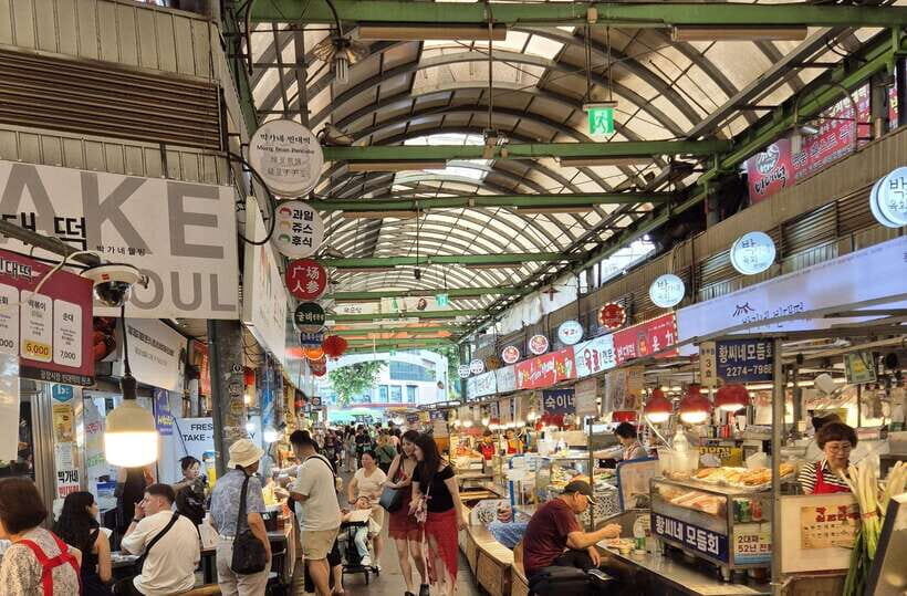 Seoul: UNESCO Palace and Street Foods Guided Tour - Gwangjang Market street food: where the tour turns from sightseeing to eating