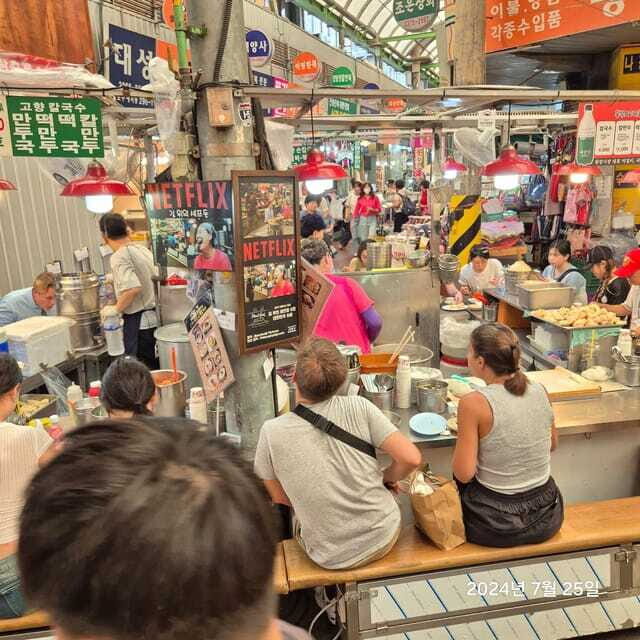 Seoul: UNESCO Palace and Street Foods Guided Tour - Who should book this Seoul palace + street food tour?