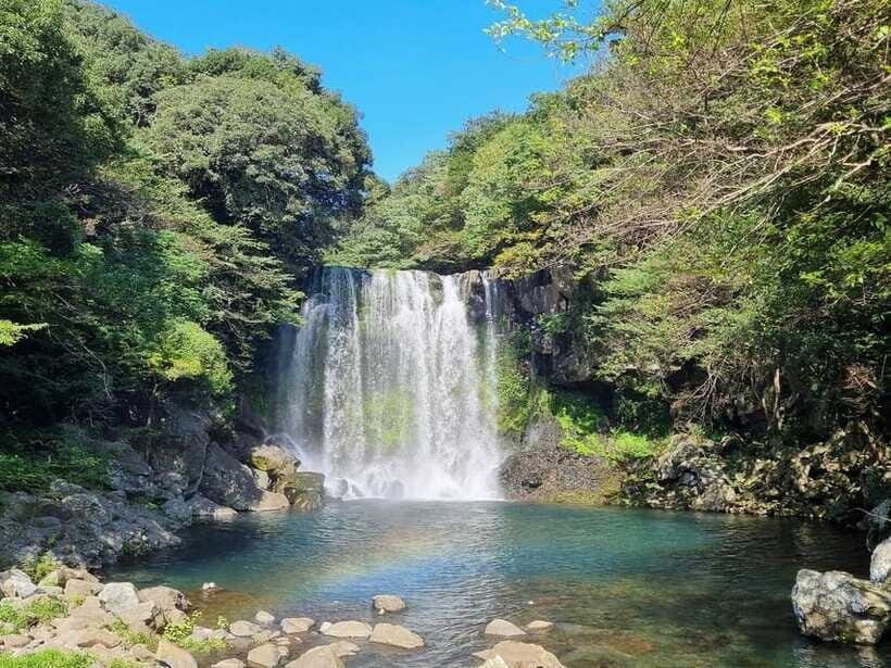 West & South Jeju: Hallasan Trail, Waterfall, Tea Field Tour - Cheonjeyeon Waterfalls and Seonimgyo Bridge: classic tiers with real photo options